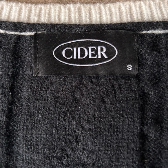 Cider S Cable Knit Cropped Sweater - Picture 3 of 3